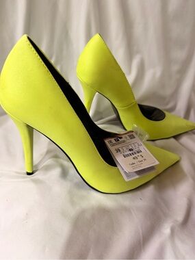 Classic Pointed Toe Stiletto Pumps in Neon Yellow